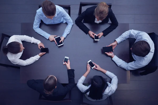 Pessoas de negócios com smartphones — Fotografia de Stock