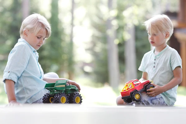 Niños jugando con coches —  Fotos de Stock