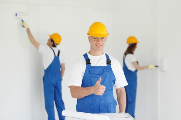 Workman ger tummen upp — Stockfoto