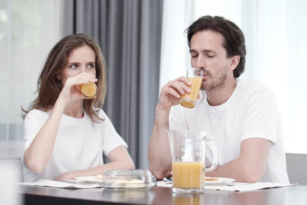 Couple having breakfast — Stock Photo, Image