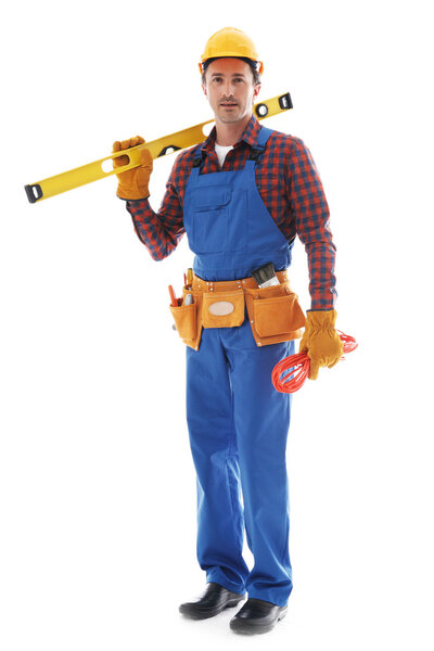 Молодой доброжелательный работник с инструментами изолированы на белом фоне
