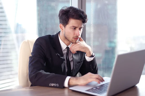 Geschäftsmann mit Laptop — Stockfoto