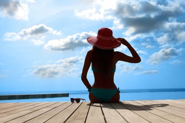 Mulher relaxante junto à piscina — Fotografia de Stock