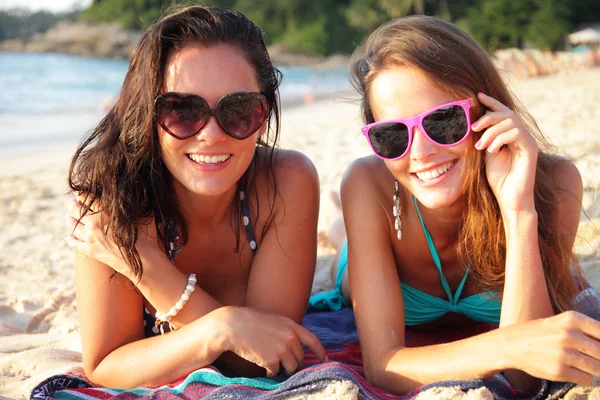 Freundinnen am Strand — Stockfoto