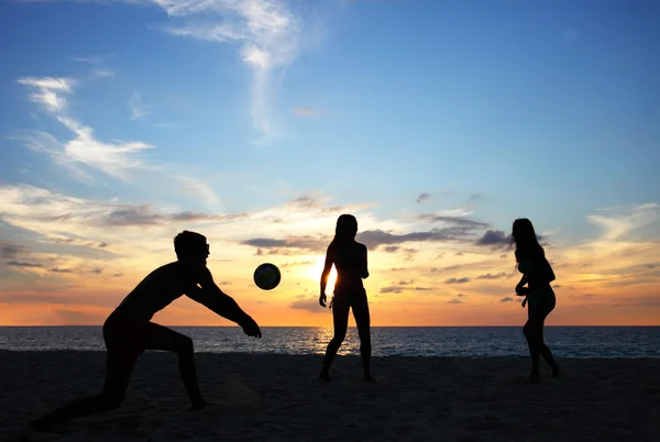 People playing beach volleyball — Stock Photo, Image