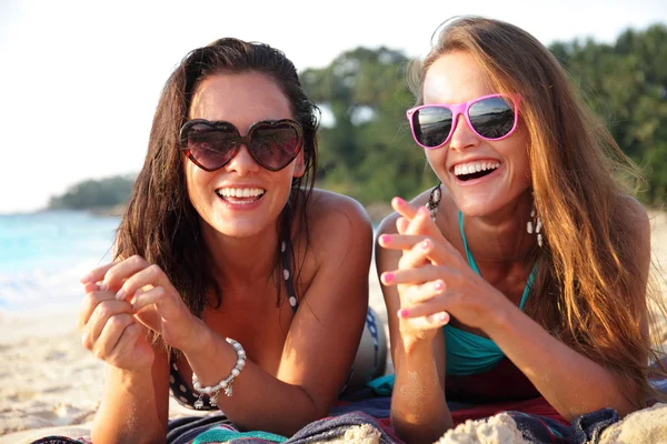 Female friends on beach — Stock Photo, Image