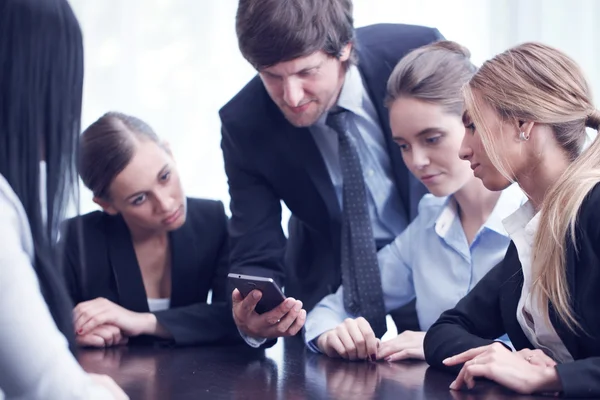 Business people using smartphone — Stock Photo, Image