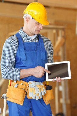 Tablet vasıl işaret eden işçi