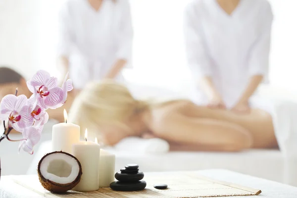 Spa massage verktyg och kvinnor får massage på bakgrund — Stockfoto