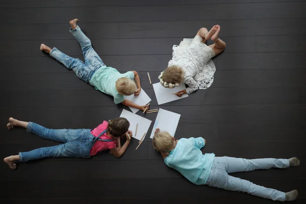 Groupe d'enfants mignons dessin avec crayons colorés — Photo