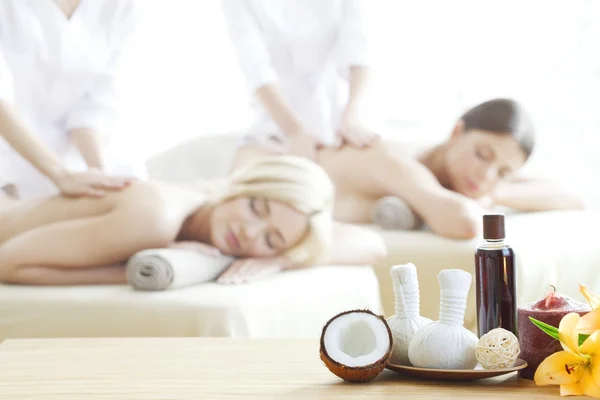 Wellness-Massage-Tools und Frauen bekommen Massage — Stockfoto