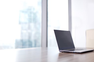 Dizüstü bilgisayar ofiste.