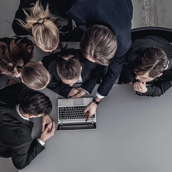 Mensen uit het bedrijfsleven kijken naar laptop — Stockfoto