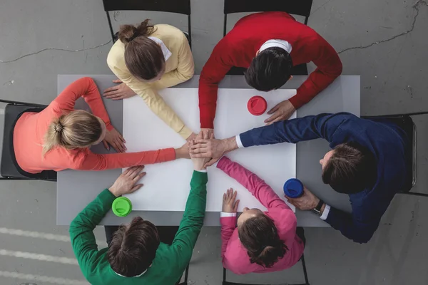 Gente uniendo manos — Foto de Stock