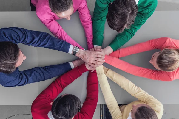 Gente uniendo manos — Foto de Stock