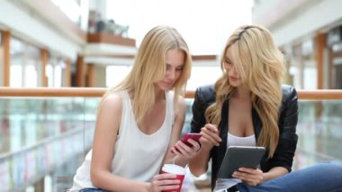 Kadınlar smartphone kullanarak alışveriş merkezinde