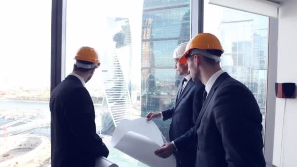 Il team di architetti guarda ai grattacieli — Video Stock