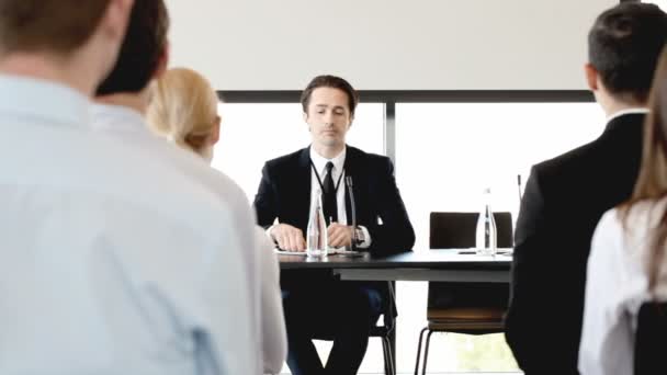 Homme d'affaires faisant une présentation au bureau — Video