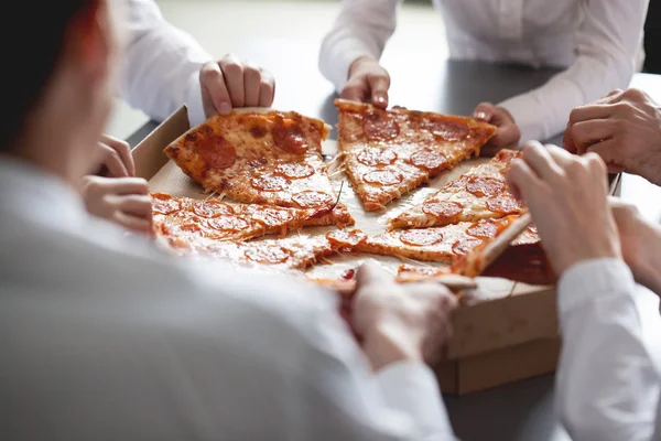 ピザを食べて事業チーム — ストック写真