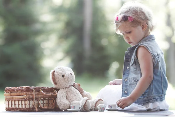 Menina jogando com ursinho de pelúcia — Fotografia de Stock