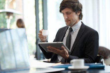 tablet bilgisayar ile iş adamı