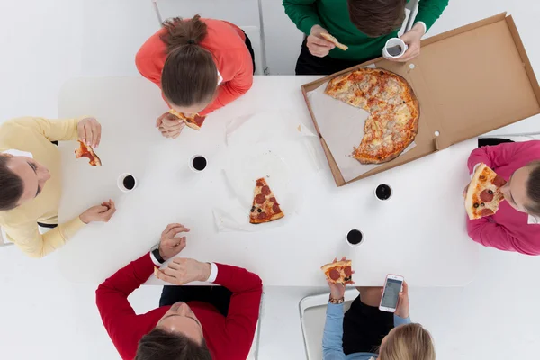 Mensen die eten van pizza — Stockfoto