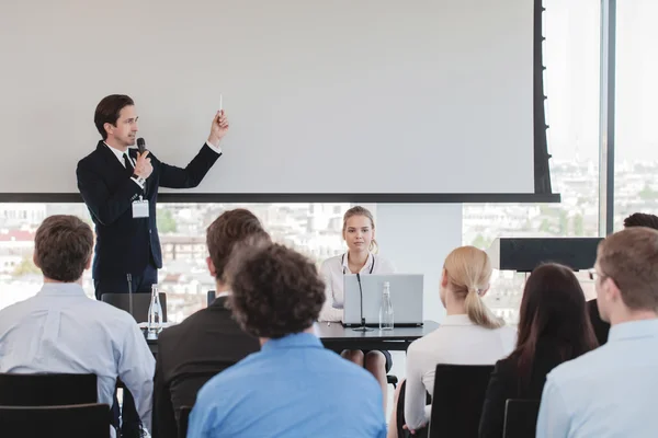 Homem de negócios falando na apresentação — Fotografia de Stock