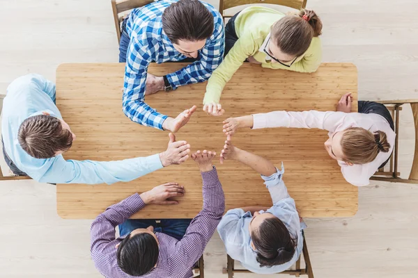 Coworkers che fa il cinque — Foto Stock