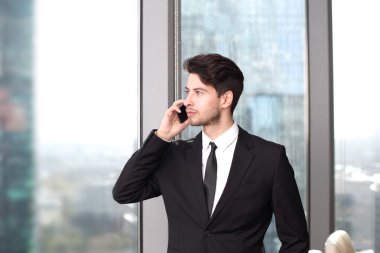 cep telefonu ile işadamı