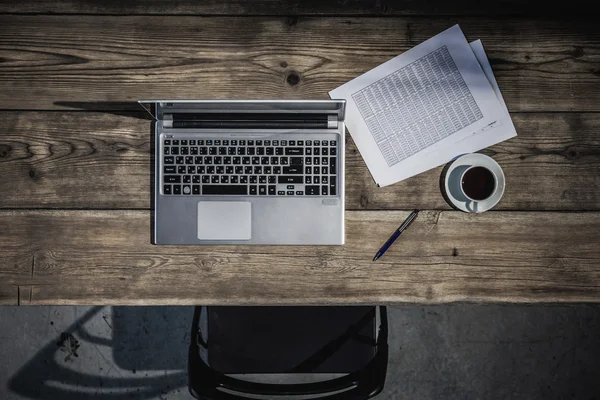 Lugar de trabajo con ordenador portátil y documentos — Foto de Stock