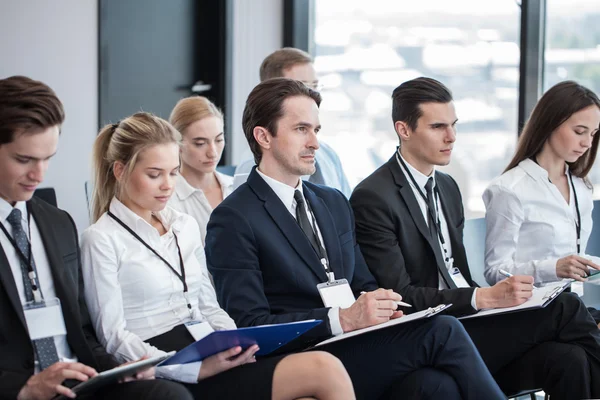 Mensen uit het bedrijfsleven maken van notities — Stockfoto