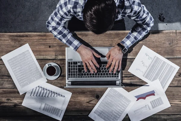 Biznesmen pracujący na laptopie — Zdjęcie stockowe