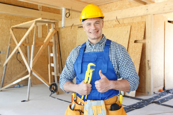 Trabajador con llave inglesa — Foto de Stock