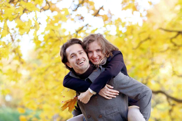 Pareja abrazándose en otoño parque — Foto de Stock