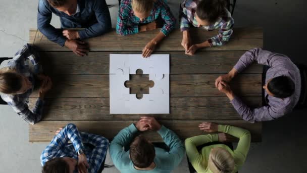 Gruppo di lavoro assemblaggio puzzle — Video Stock