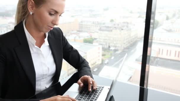 Mujer de negocios con portátil — Vídeo de stock