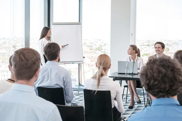 Sunum konuşma ve beyaz tahta işaret iş kadını