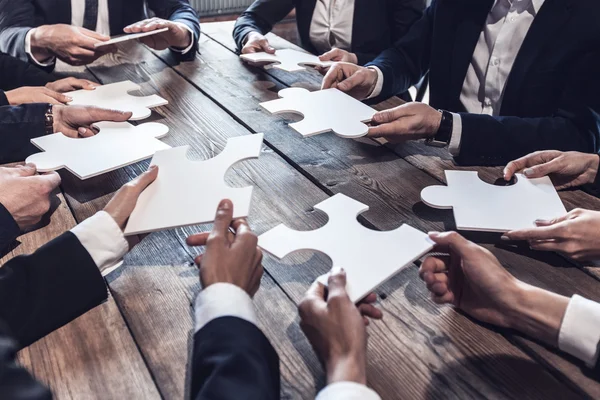 Mensen uit het bedrijfsleven en puzzel — Stockfoto