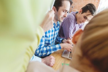 İnsanlar raporları ile çalışma