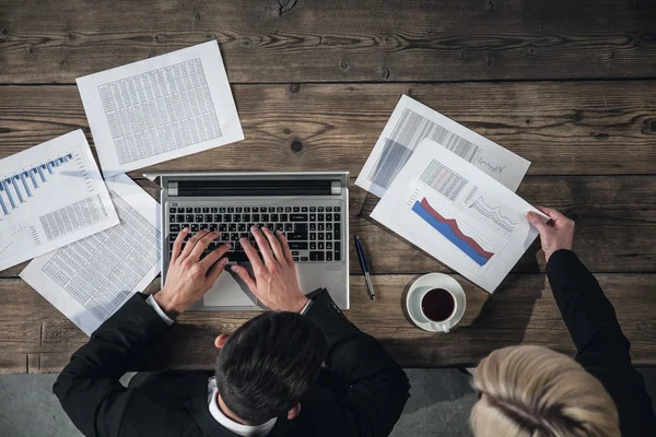 Biznesmen pracujący na laptopie — Zdjęcie stockowe