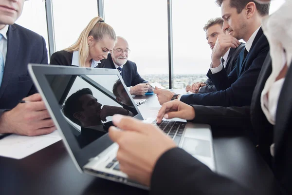 Empresários e relatórios financeiros — Fotografia de Stock