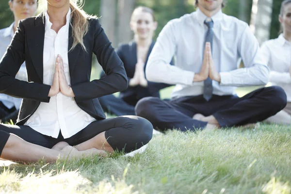 Gente de negocios practicando yoga — Foto de Stock