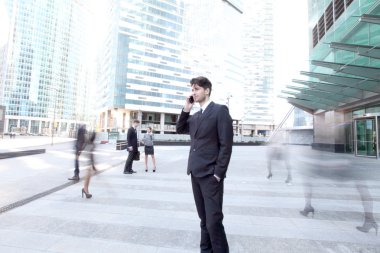 İş adamı cep telefonuyla konuşuyor.