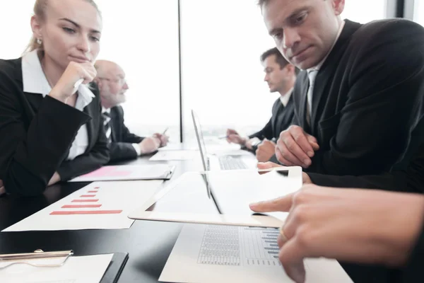 Geschäftsleute und Finanzberichte — Stockfoto