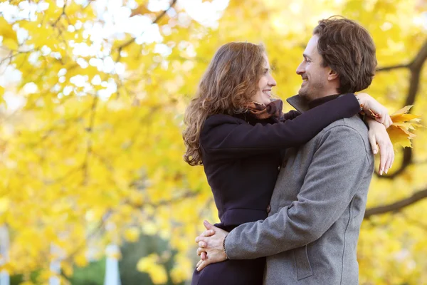 Couple hugging in autumn park — Stock Photo, Image