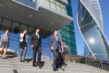 İş adamları merdivenlerde