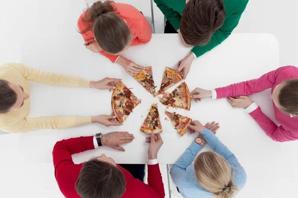 Mensen en pizza — Stockfoto