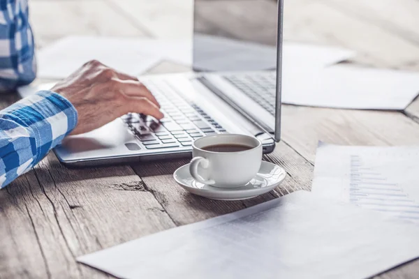 dizüstü bilgisayar kullanan adam