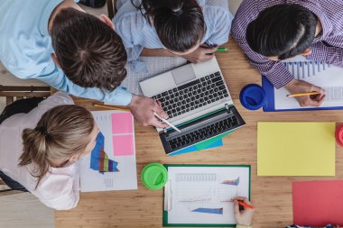 İnsanlar raporları ile çalışma