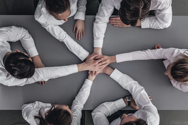 Επιχειρηματίες που ενώνει τα χέρια — Φωτογραφία Αρχείου